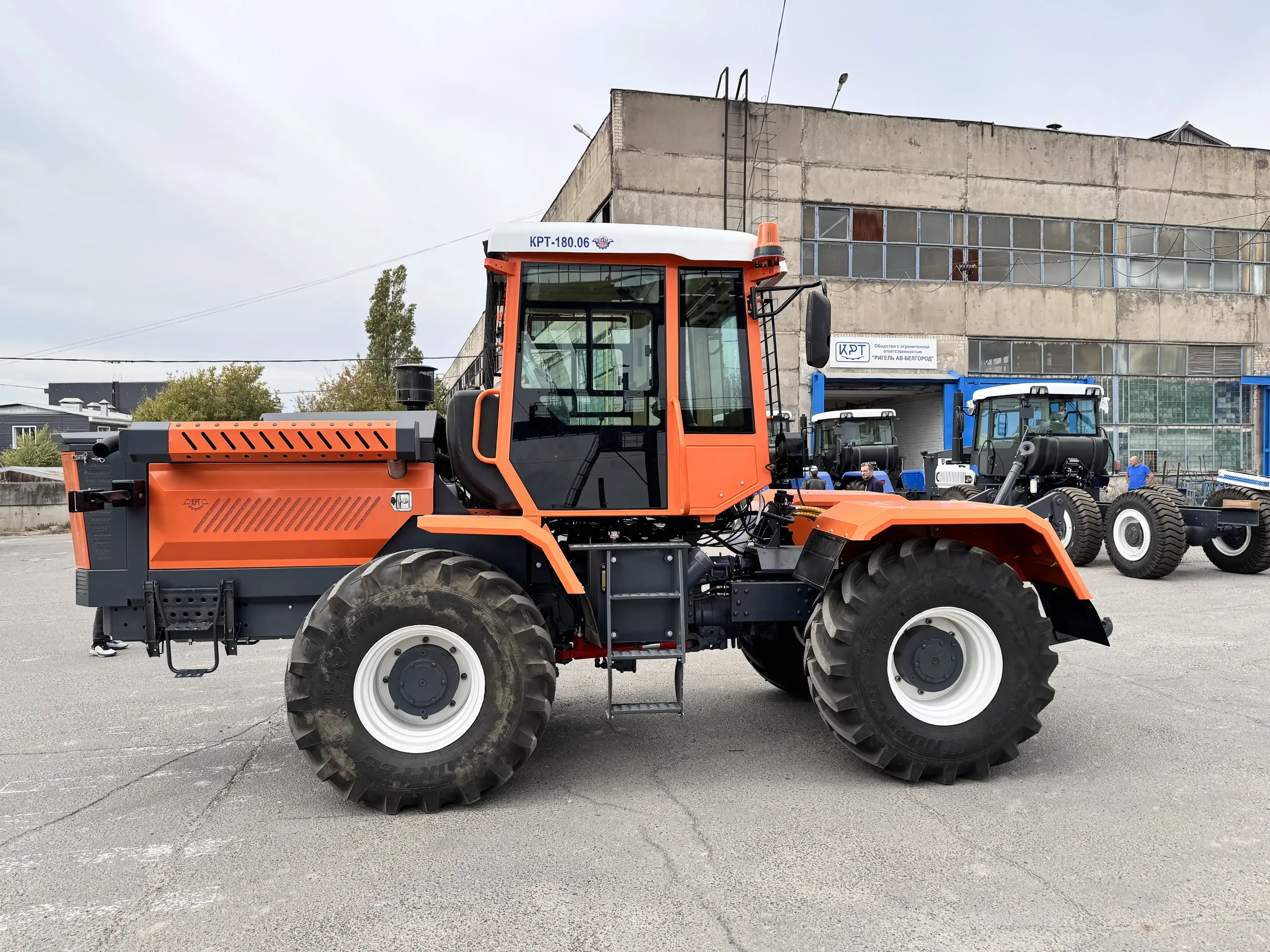 Трактор колесный промышленный КРТ-180.06 для мульчера — фото 6
